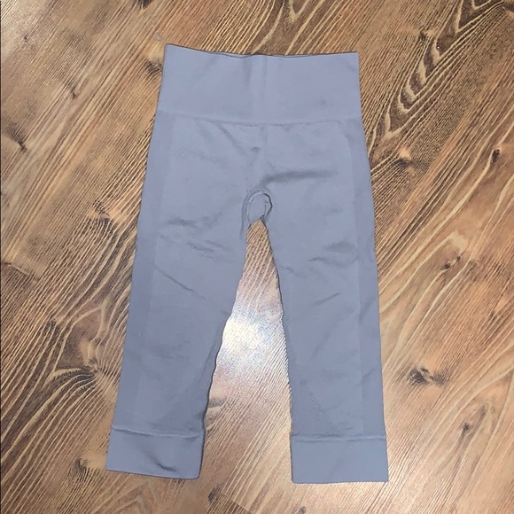 Lululemon grey yoga capris - Picture 1 of 2